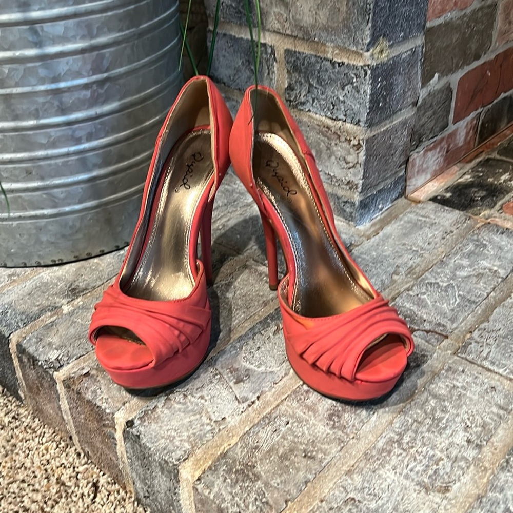 Coral color heels barely worn #sleek #stylish #comfortable #durable